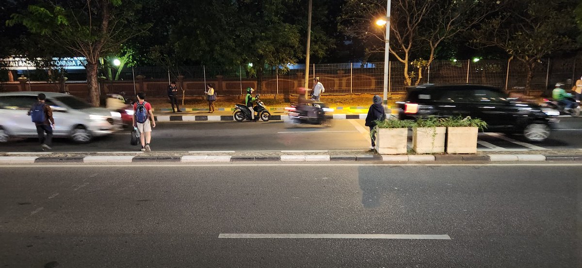 tedibudiwan's tweet photo. @lrtjabodebek boleh nggak di depan stasiun tmii ada satpam yang membantu menyeberangkan. Kasihan keleleran. https://t.co/fp4MS7l6GY
