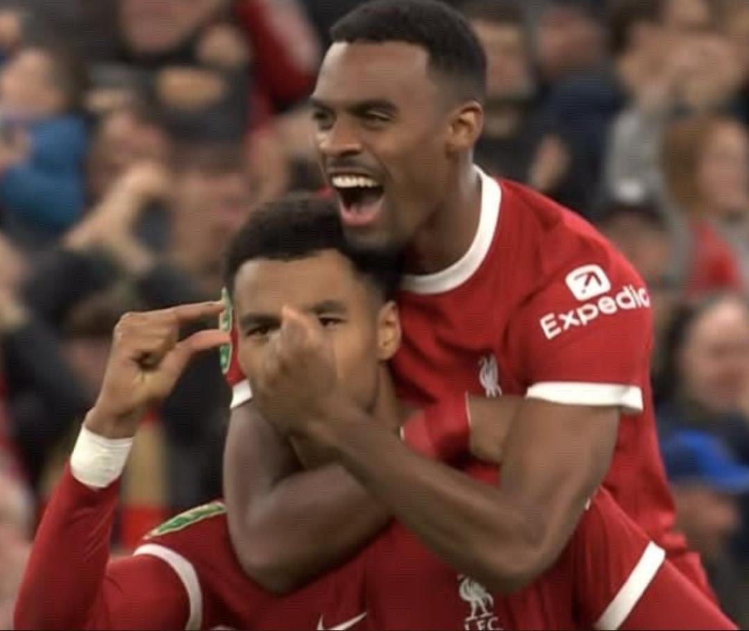 SamueILFC's tweet photo. How big are Tottenham? https://t.co/OH1UXqNdmK