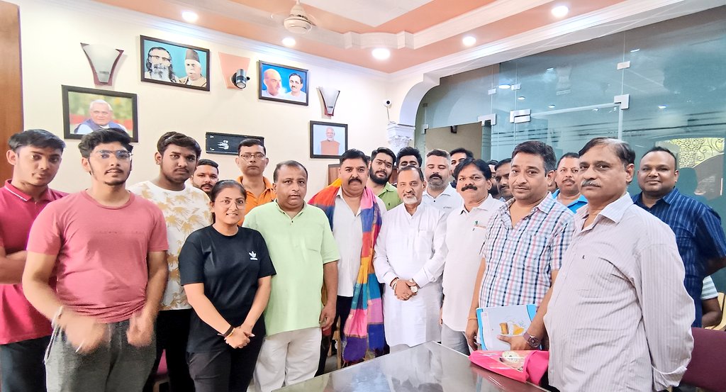 AjayMahawarBJP's tweet photo. प्रत्येक दिन की तरह आज भी महात्मा गांधी जी की जयंती पर कार्यालय में आये हुए RWAs व घोंडा गांव के युवा साथियों से मुलाकात की।
@BJP4India @BJP4Delhi https://t.co/6KrhTe10yh