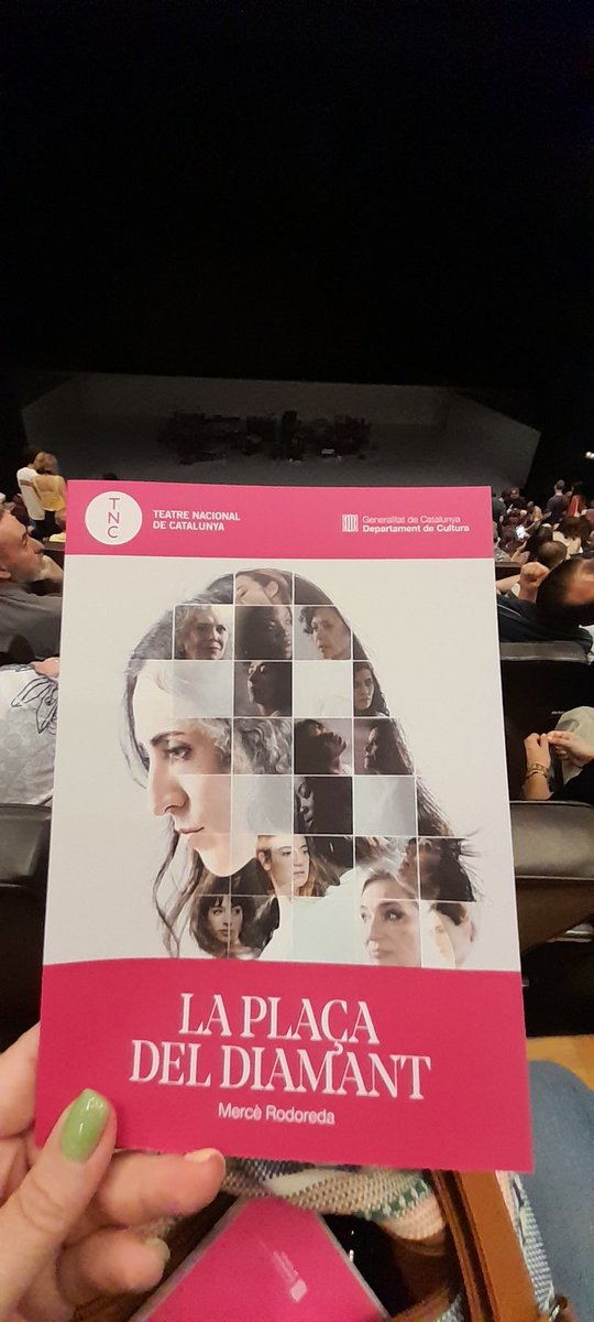 Ahir vaig anar a veure 'La plaça del diamant', al @teatrenacional. La vaig trobar sensacional pel respecte al text de la Rodoreda! I aquelles 11 veus i l'escenografia tan simbòlica! Molt potent tot plegat! #moltrecomanable