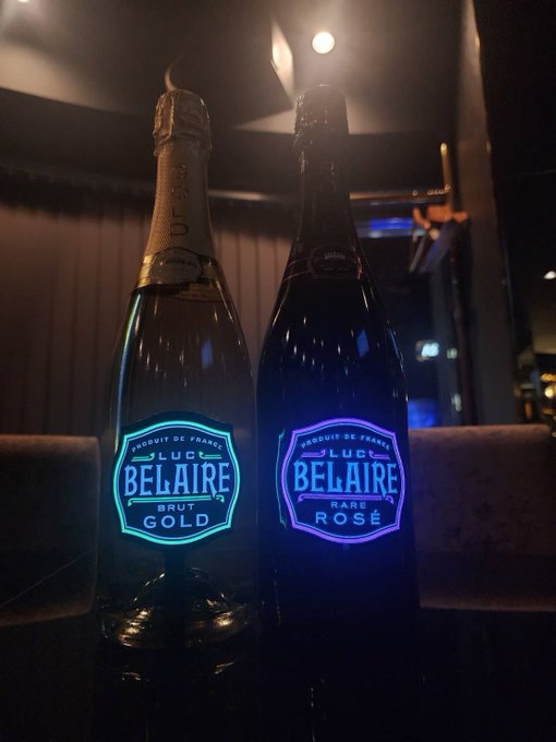 あたらしくはいったスパークリングワイン✨🍾✨リュックべレール 光るやつぅ😘どちらも比較的お求めやすい価格な気がするぅ~ ちなみに私の色の推しは紫💜 味はお店で試してねぇ👍🏻 https://t.co/