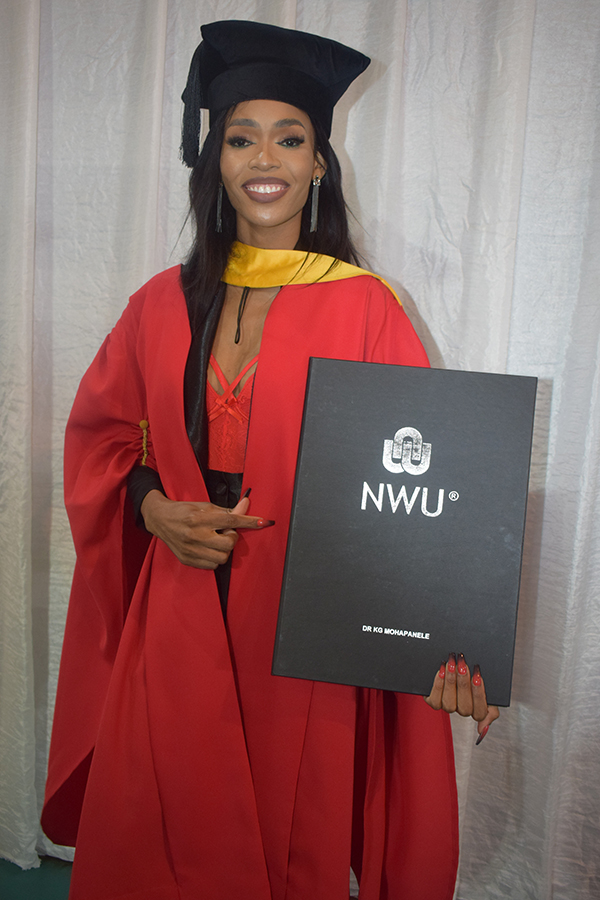 Dr. Karabo Mohapanele, a PhD graduate in sociology from the NWU, recently studied how families shape children's behaviour and lives and how family dynamics and structure contribute to street children in the North West.

Read more: brnw.ch/21wD7AK

#ResearchAndInnovation
