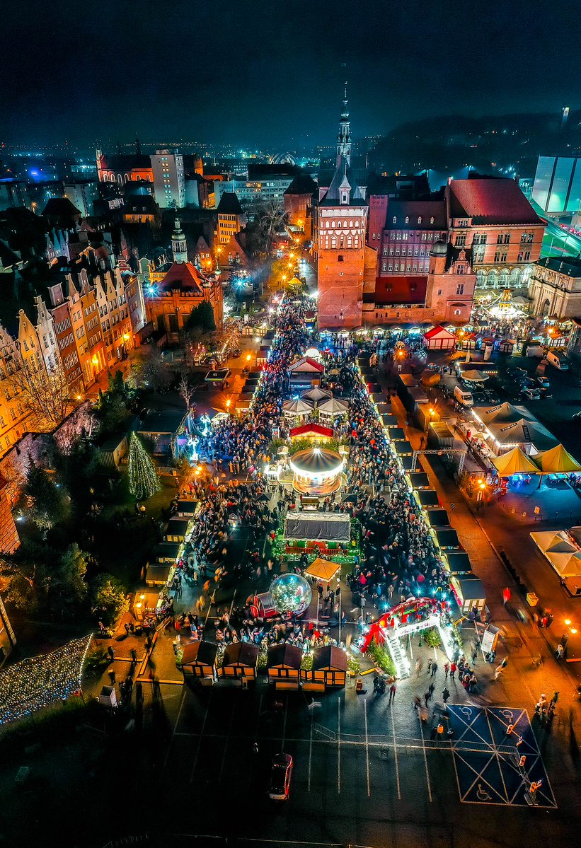 gdansk's tweet photo. Wiemy, że dopiero rozpoczął się październik, ale musimy przekazać Wam tę wiadomość! 🤭 Jarmark Bożonarodzeniowy w #Gdansk rozpocznie się 24 listopada 🎄🎅🏻🎁 Kto już nie może się doczekać świątecznego klimatu? 👀 https://t.co/ubr8oPrJGA