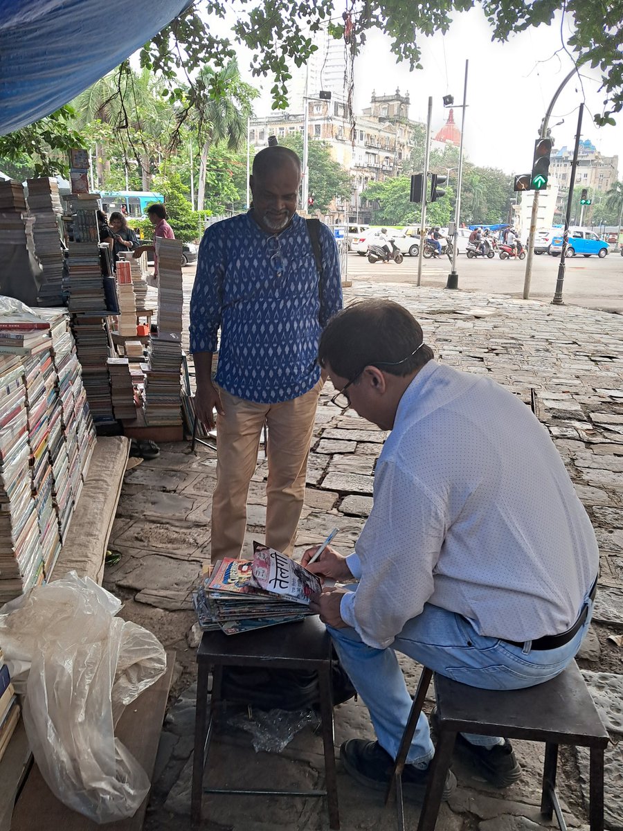 narendrabandabe's tweet photo. जिस किताब की पृष्ठभूमि मुंबई है उस किताब पर लेखक के हस्ताक्षर लेने की इससे बेहतरीन जगह कौनसी हो सकती है. तेलगी: रिपोर्टर की डायरी
@sanjayreporting
#scam2003book #Scam2003 #Scam2003OnSonyLIV #TelgiBook #तेलगी #TelgiReporterDiary @HarperCollinsIN @ApplauseSocial @SonyLIV https://t.co/DbpOOtMlsk