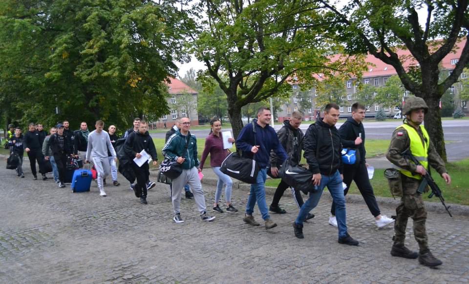 WCR_Swinoujscie's tweet image. Witajcie!  Dziś 2 października 2023 roku, na terenie całej Polski rusza kolejny turnus #DobrowolnaZasadniczaSłużbaWojskowa. Elewom życzymy siły i samozaparcia 💪💪💪w ukończeniu szkolenia a chętnych do jego odbycia zapraszamy na: 
zostanzolnierzem.pl

📷#7BOW