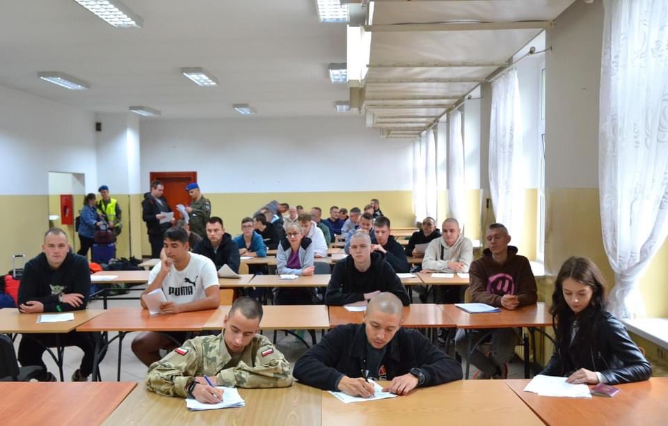 WCR_Swinoujscie's tweet image. Witajcie!  Dziś 2 października 2023 roku, na terenie całej Polski rusza kolejny turnus #DobrowolnaZasadniczaSłużbaWojskowa. Elewom życzymy siły i samozaparcia 💪💪💪w ukończeniu szkolenia a chętnych do jego odbycia zapraszamy na: 
zostanzolnierzem.pl

📷#7BOW