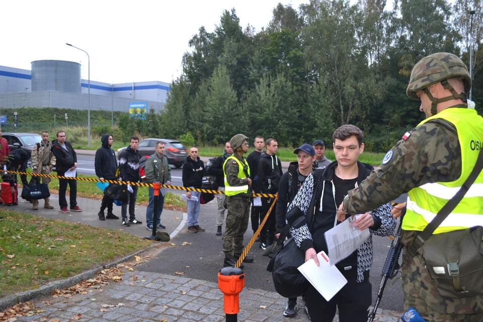 WCR_Swinoujscie's tweet image. Witajcie!  Dziś 2 października 2023 roku, na terenie całej Polski rusza kolejny turnus #DobrowolnaZasadniczaSłużbaWojskowa. Elewom życzymy siły i samozaparcia 💪💪💪w ukończeniu szkolenia a chętnych do jego odbycia zapraszamy na: 
zostanzolnierzem.pl

📷#7BOW