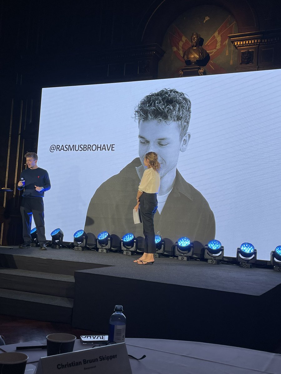 “Den største pris man kan få er at være stolt og glad for det man laver”. Så rigtigt  sagt af <a href="/RasmusBrohave/">Rasmus Brohave</a> på <a href="/HKHANDEL/">HK HANDEL</a>, <a href="/HKprivat/">HK Privat</a> og <a href="/DanskErhverv/">Dansk Erhverv</a> ‘s Fagprøvepris 2023 på Børsen #uddpol #dkpol