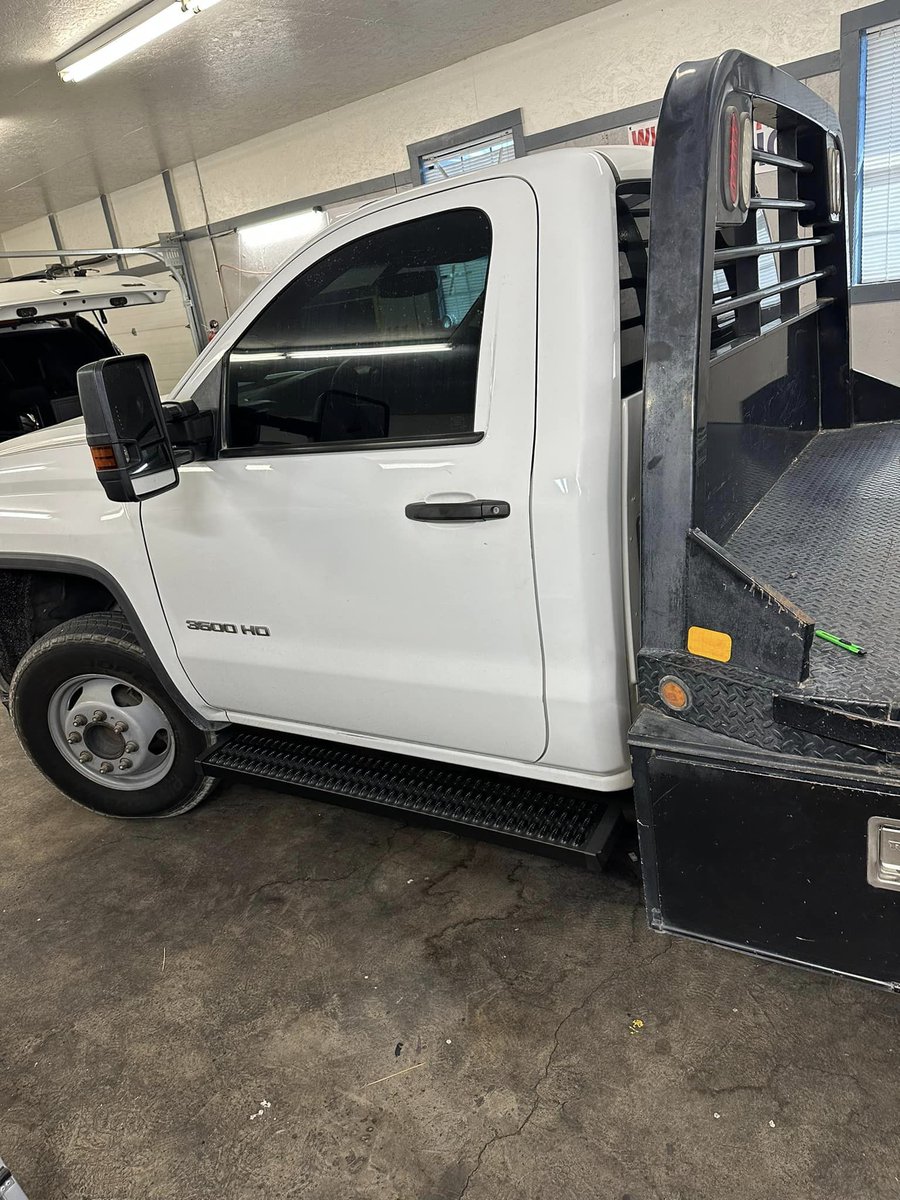 TrailFX's tweet photo. 3500 HD with #TrailFX aggressive tread running boards
📷: J's Tiny &amp; Accessories
#dentontx #shoplocal #3500hd #flatbed #worktruck #runningboards #tagtrailfxgetfeatured https://t.co/hFI4aXwVcc