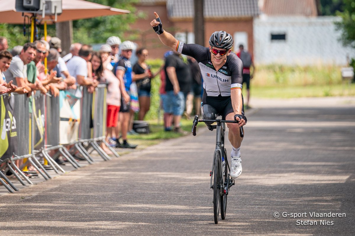 Een koers winnen op één been? Dat gevoel kennen wij, <a href="/Arnaud_De_Lie/">Arnaud De Lie</a> 🤷‍♂️🤩 

<a href="/EwoudVromant/">Ewoud Vromant</a> <a href="/sporza/">sporza</a> @lotto_dstny