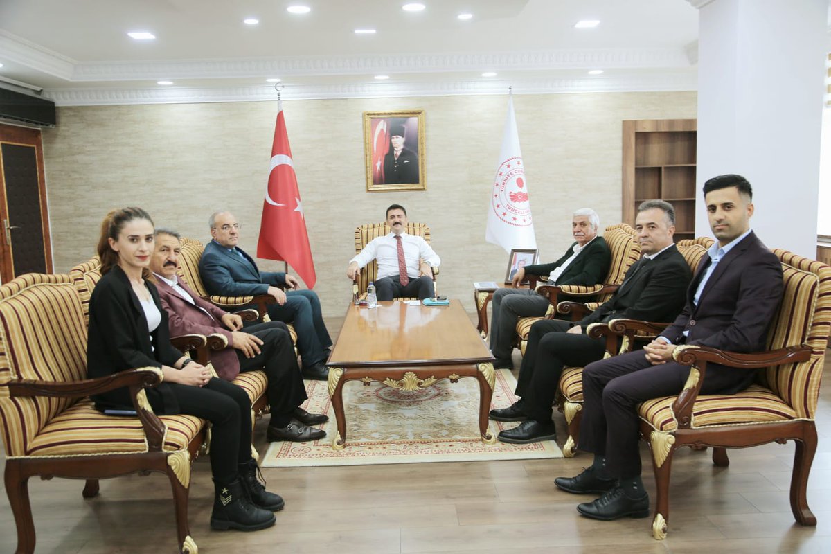 TunceliValiligi's tweet photo. Valimiz Sayın @TekbBulent;
Munzur Üniversitesi Rektörü Prof. Dr. Kenan Peker ile Yetiştirme Yurtlarından Ayrılanları Koruma, Yardımlaşma ve Sosyal Dayanışma Derneği (YADER) İl Temsilcisi Sinan Süer ve beraberindeki dernek üyelerini makamında kabul etti. https://t.co/QqLsHFV4pP
