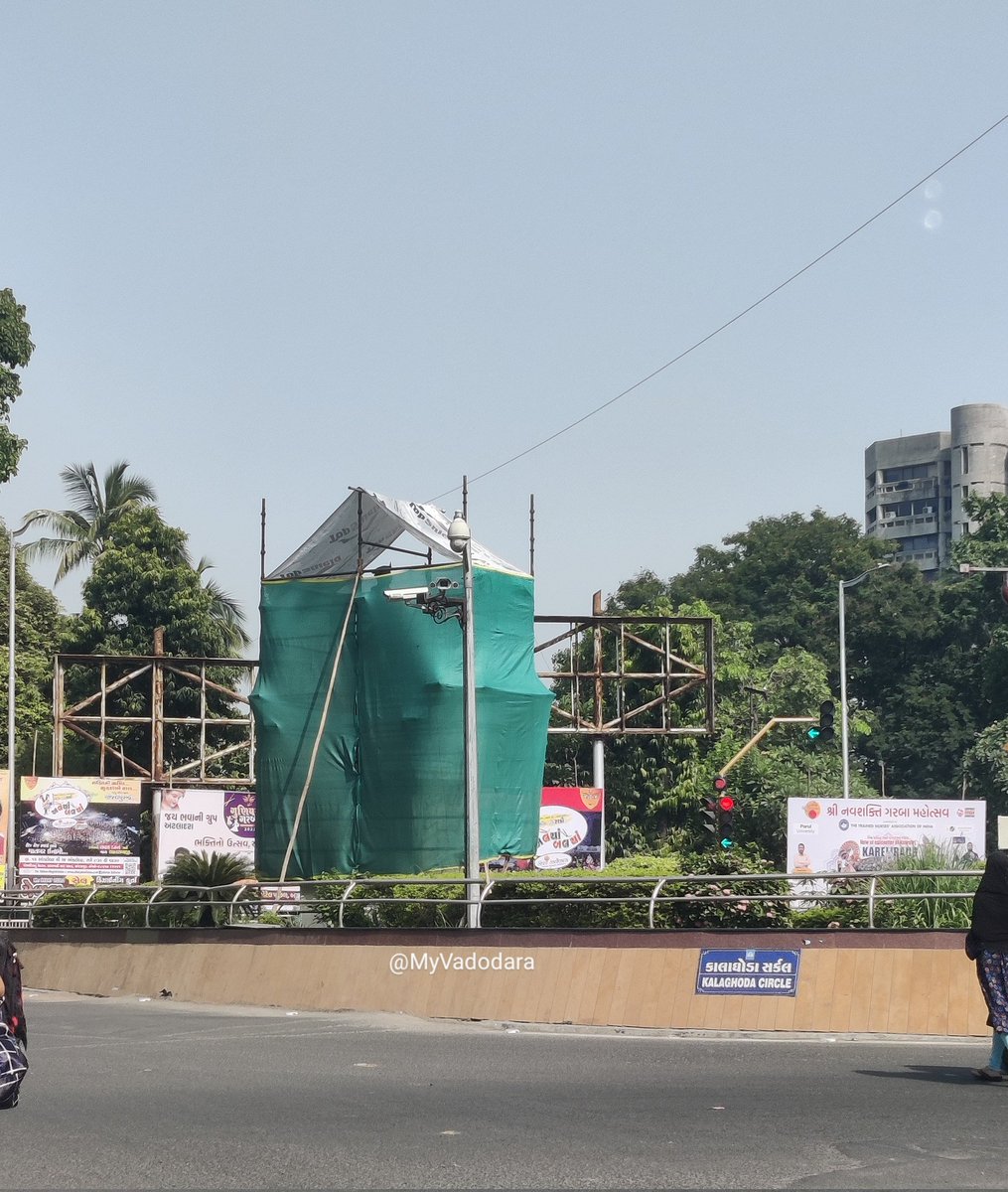 MyVadodara's tweet image. કાલા ઘોડા under Tent, Beautification work under progress 😇🙏

#kalaghoda #vadodara #circle