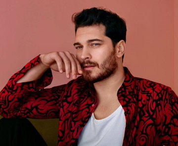 #ÇağatayUlusoy'un #Gaddar dizisindeki kardeşini yetenekli oyuncu #FatihBerkŞahin canlandıracak. Şu sıralar Sarmaşık Zamanı dizisinde de izlediğimiz oyuncu, dizide Rüzgar karakterine hayat verecek.
(Birsen Altuntaş)