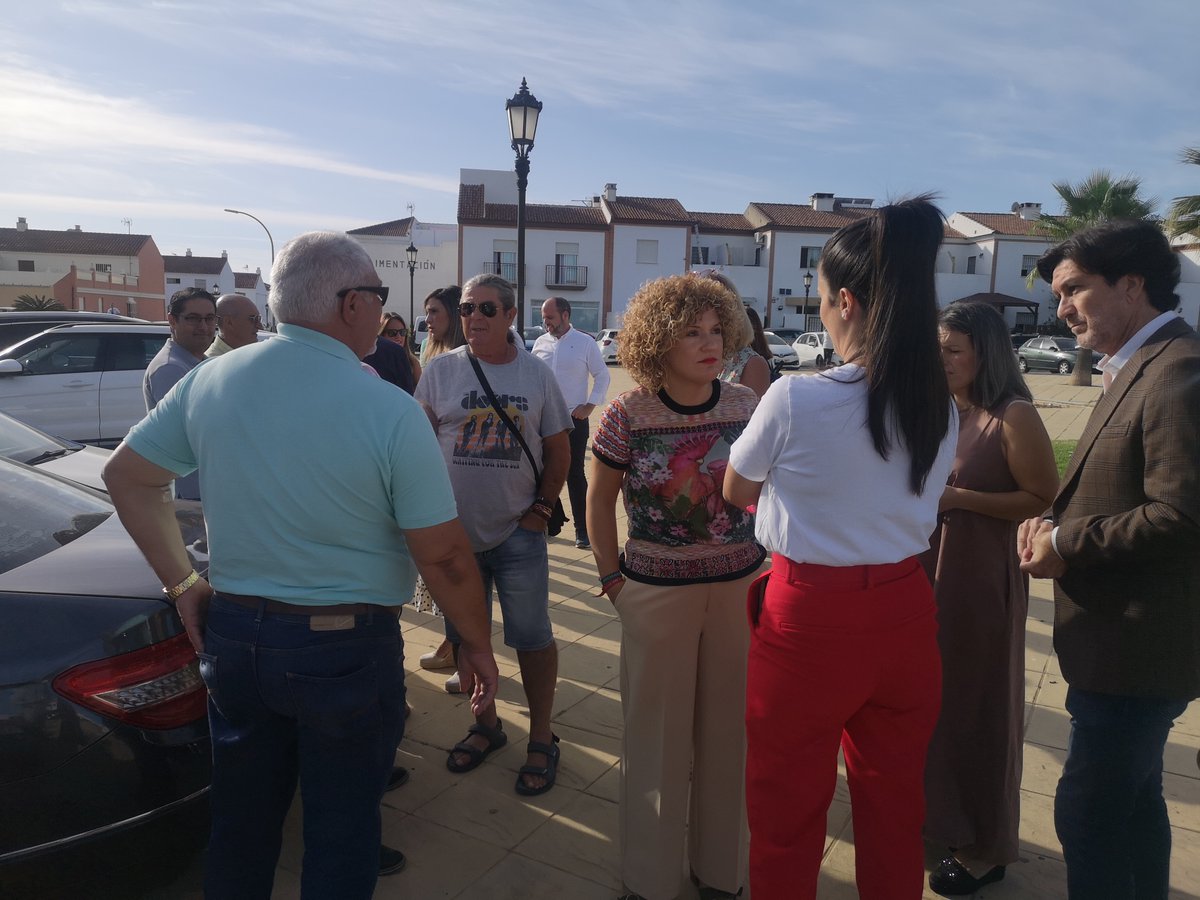 psoedehuelva's tweet photo. 🔴🔴 MONUMENTO A LA PRIVATIZACIÓN 

📢En el hospital Virgen de la Bella #Lepe se concentran hoy representantes del #PSOEdeHuelva ante las reclamaciones ciudadana al no atender especialidades y perder el tiempo para después ir a un hospital público en #Huelva 

🗣️ @EnriqueGavio2 https://t.co/n7Jm5p6bn2
