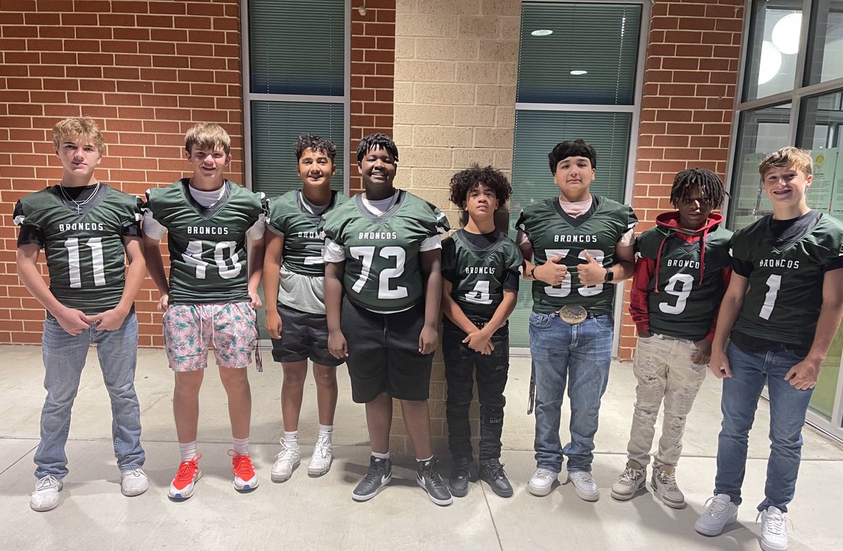 Dash and his <a href="/SFAFootballBISD/">Stephen F. Austin Football</a> 🐎 teammates opening car doors this morning for the Sul Ross 🦝! #ForBryan