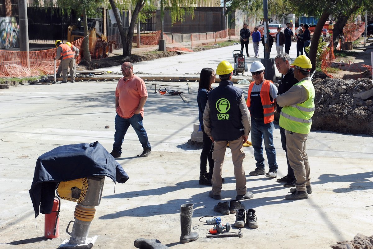 #Obras | 🧑‍🏭 Avanzan los planes integrales en Atilio Rosso y Estrada

👨‍🏫 Las tareas incluyen conexiones de agua potable y cloacales, pero además, desagües pluviales y mejoras viales

👉 Conocé más acá: n9.cl/04bcg