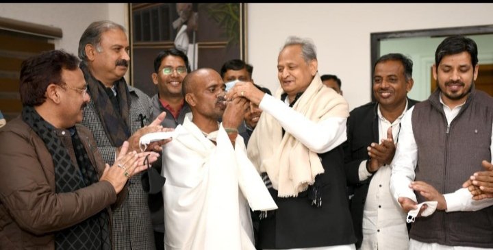 Moin Ansari (@moinans09189085) on Twitter photo चुनावी रणभेरी बज चुकी है साहब आचार संहिता करीब है, #संविदाकर्मियों_के_नियमितकरण_का_आपका_वादा_अधूरा_है,
क्या आखिरी गेंद पर छक्का मारने का इरादा है ?
#राजस्थान_संविदाकर्मी_नियमितीकरण
<a href="/ashokgehlot51/">Ashok Gehlot</a> चुनावी रणभेरी बज चुकी है साहब आचार संहिता करीब है, #संविदाकर्मियों_के_नियमितकरण_का_आपका_वादा_अधूरा_है,
क्या आखिरी गेंद पर छक्का मारने का इरादा है ?
#राजस्थान_संविदाकर्मी_नियमितीकरण
<a href="/ashokgehlot51/">Ashok Gehlot</a>