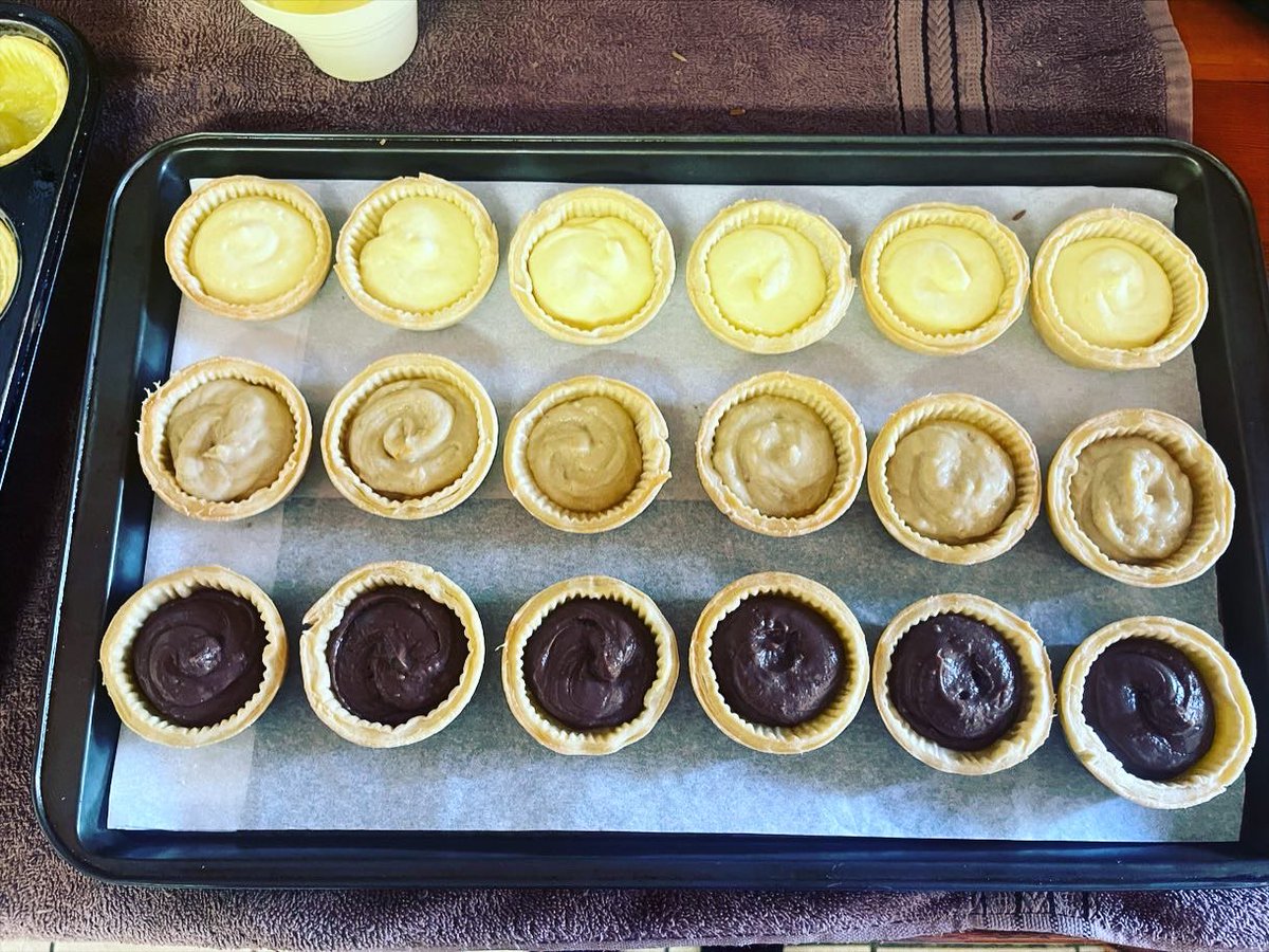 chunky_delights's tweet photo. More Tarts 😄

Made 2 dozen tarts with three fillings. New and improved milk tart at the top, citrus tart in the middle and a chocolate tart at the bottom.

#tarts #milktart #citrustart #chocolatetart #baking #pastrychef #smallbusiness #startupbusiness https://t.co/DlkfH3N45S