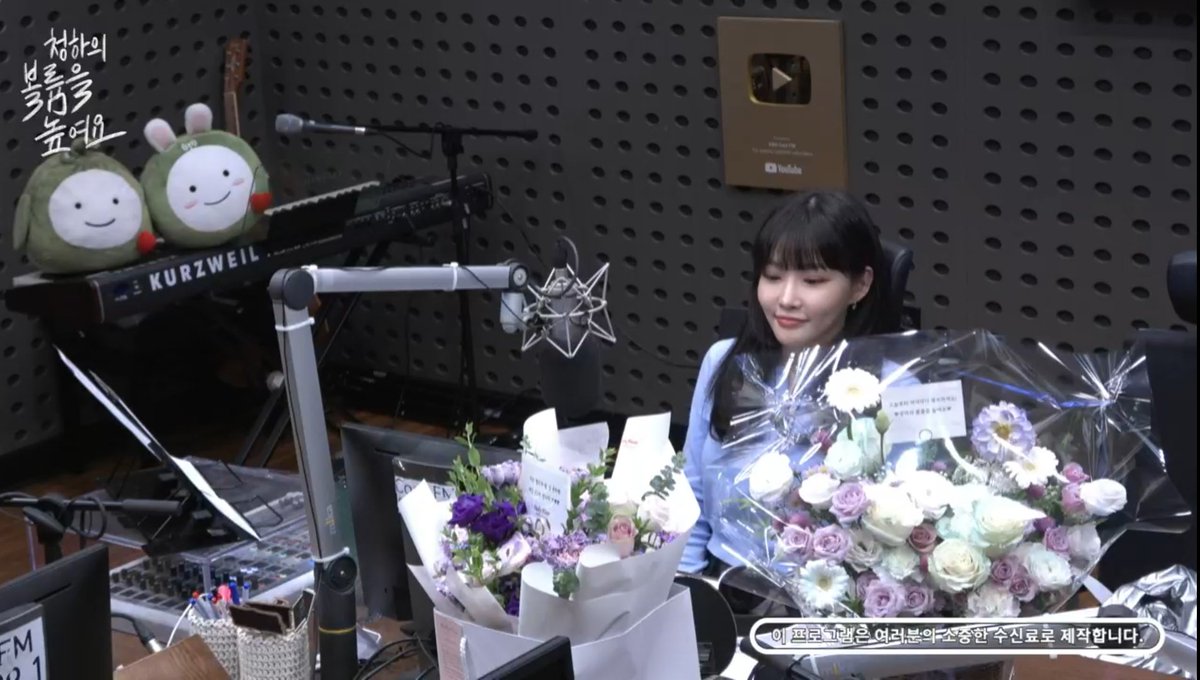 Byulharmy0713's tweet photo. ดีเจชองฮาทำงานวันแรก น่ารักมาก ตั้งแต่วันนี้จะได้เห็นหน้าคนสวยทุกๆวันทุกสัปดาห์แล้ว🥹💕
#Chungha #청하 
#ChunghaVolumeUp
#또다시_새겨나갈_청디와의_순간들 https://t.co/MHWbMpZTph
