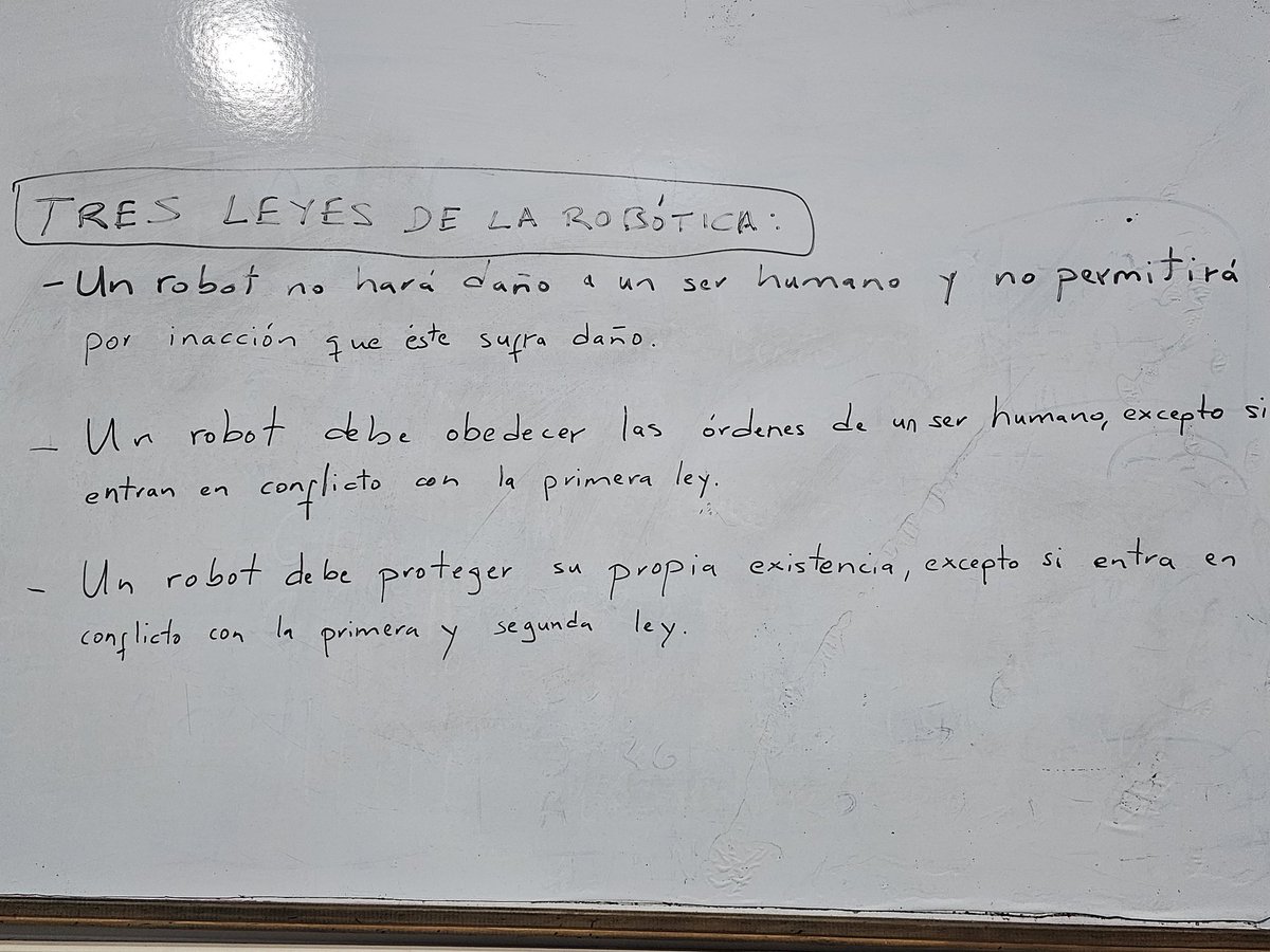 ArcaDroidEx's tweet photo. Tres leyes de la Robótica.

#NavalmoralDeLaMata #RobóticaEducativa https://t.co/yjT4fw2pqj
