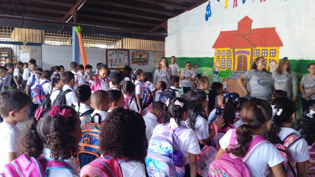 CdceCala_Calva's tweet photo. Inicio de actividades Pedagógicas en las diferentes instituciones educativas
#VenezuelaPresenteEnLaEscuela
@NicolasMaduro 
@MPPEDUCACION 
@_LaAvanzadora 
@DianneryArangu3 
@EliasEducacion1 
@CDCEGuarico 
@Gob_Guarico https://t.co/ITnkwASfsa