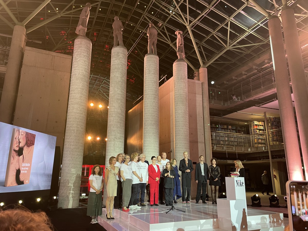 AmazonNewsPL's tweet photo. Cieszymy się, że #AmazonPL wsparł Fundację Nagrody Literackiej NIKE oraz 27. edycję #NagrodaLiterackaNike. Gratulujemy Laureatce #ZytaRudzka, nagrodzonej za książkę "Ten się śmieje, kto ma zęby", oraz #GrzegorzPiątek, który otrzymał Nike Czytelników. https://t.co/PS1MuricHE