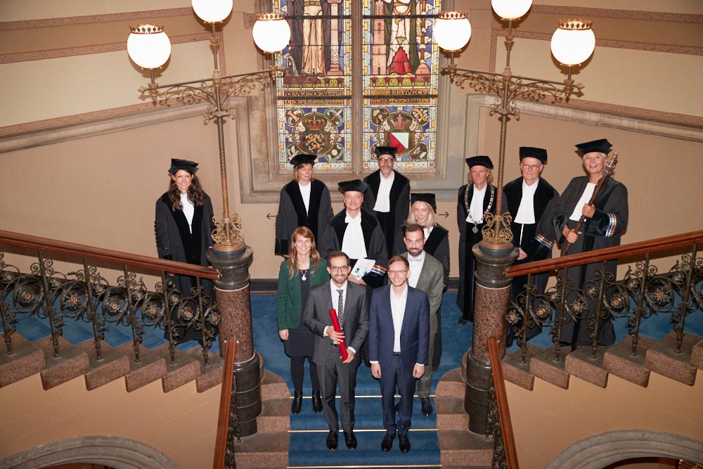 Many thanks also to our examination committee, @robert_falkner, <a href="/LouiseVanSchaik/">Louise van Schaik</a>, <a href="/albertmeijer/">Albert Meijer</a>, <a href="/Johan_Schot/">Johan Schot</a>, and Peter Driessen, and the wonderful team of co-supervisors <a href="/AgniKalfagianni/">Agni Kalfagianni</a> and <a href="/MJVijge/">Marjanneke Vijge</a> !