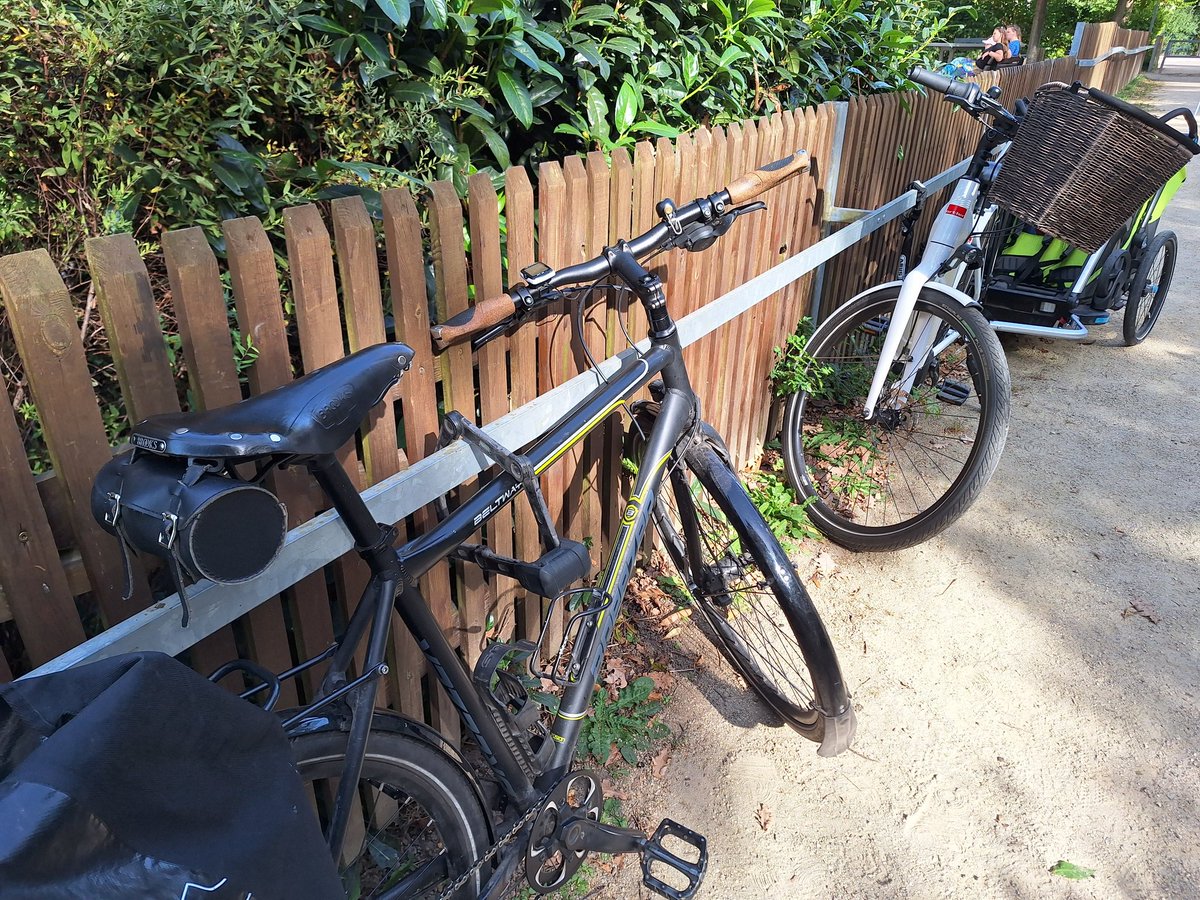 Warum nicht immer einfach so eine Stange am Zaun zum Fahrrad festmachen?