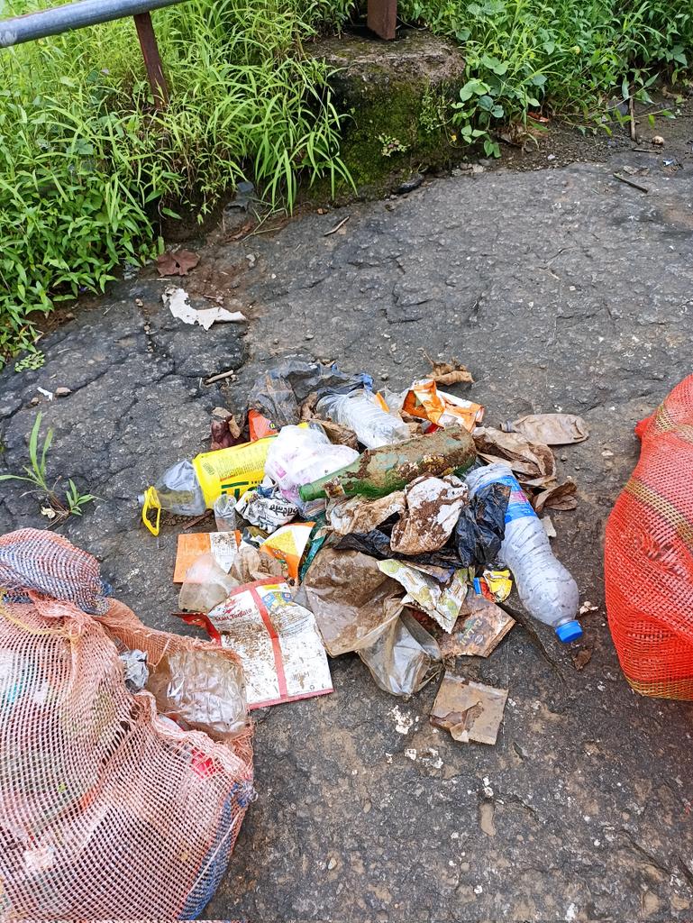 dharmeshbarai's tweet photo. Waterfall Cleanup Drive #24
#SwacchtaHiSeva
If you are traveling in Shayadri, please do not throw your garbage in the Shayadri mountain range and do not harm the wildlife there.
#BringYourTrashBack
#WaterfallTourism
@maha_tourism @mieknathshinde
@SMungantiwar @mumbaimatterz https://t.co/x67q9po4Jv