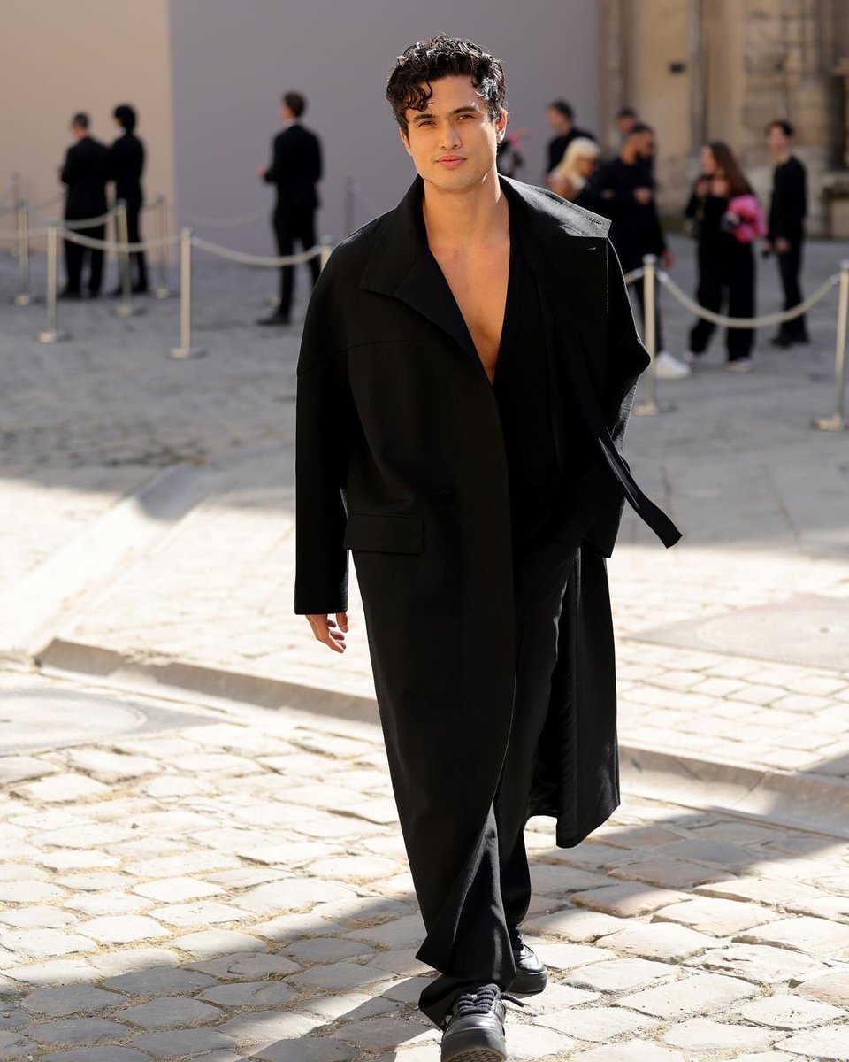 DAMAN_Magazine's tweet photo. Another round up of #CelebStyle during Paris Fashion Week that we're up into:
- Penn Badgley
- Charles Melton
- Cole Sprouse
- Kit Connor
-----
#menstyle #men #style #fashion #menfashion #model #modellife #DAMANMagazine #PFW #ParisFashionWeek https://t.co/OC2DvlrUwa