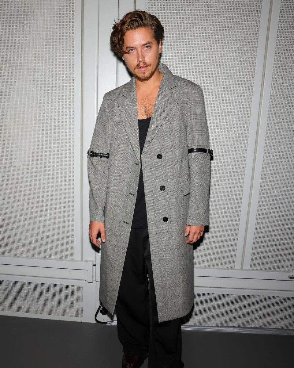 DAMAN_Magazine's tweet photo. Another round up of #CelebStyle during Paris Fashion Week that we're up into:
- Penn Badgley
- Charles Melton
- Cole Sprouse
- Kit Connor
-----
#menstyle #men #style #fashion #menfashion #model #modellife #DAMANMagazine #PFW #ParisFashionWeek https://t.co/OC2DvlrUwa