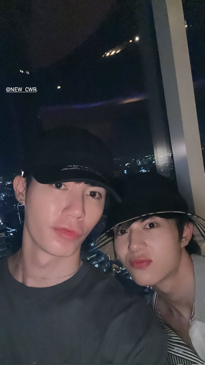 ZeeNuNewR's tweet photo. 레드 스카이 데이트❤️
#ZNNAtFirstSight
#4thDate1stLoveZNN
#ZeeNuNew #NuNew #ZeePruk
#지누뉴 #누뉴차와린 #지프룩 https://t.co/vb5T6UFVgc