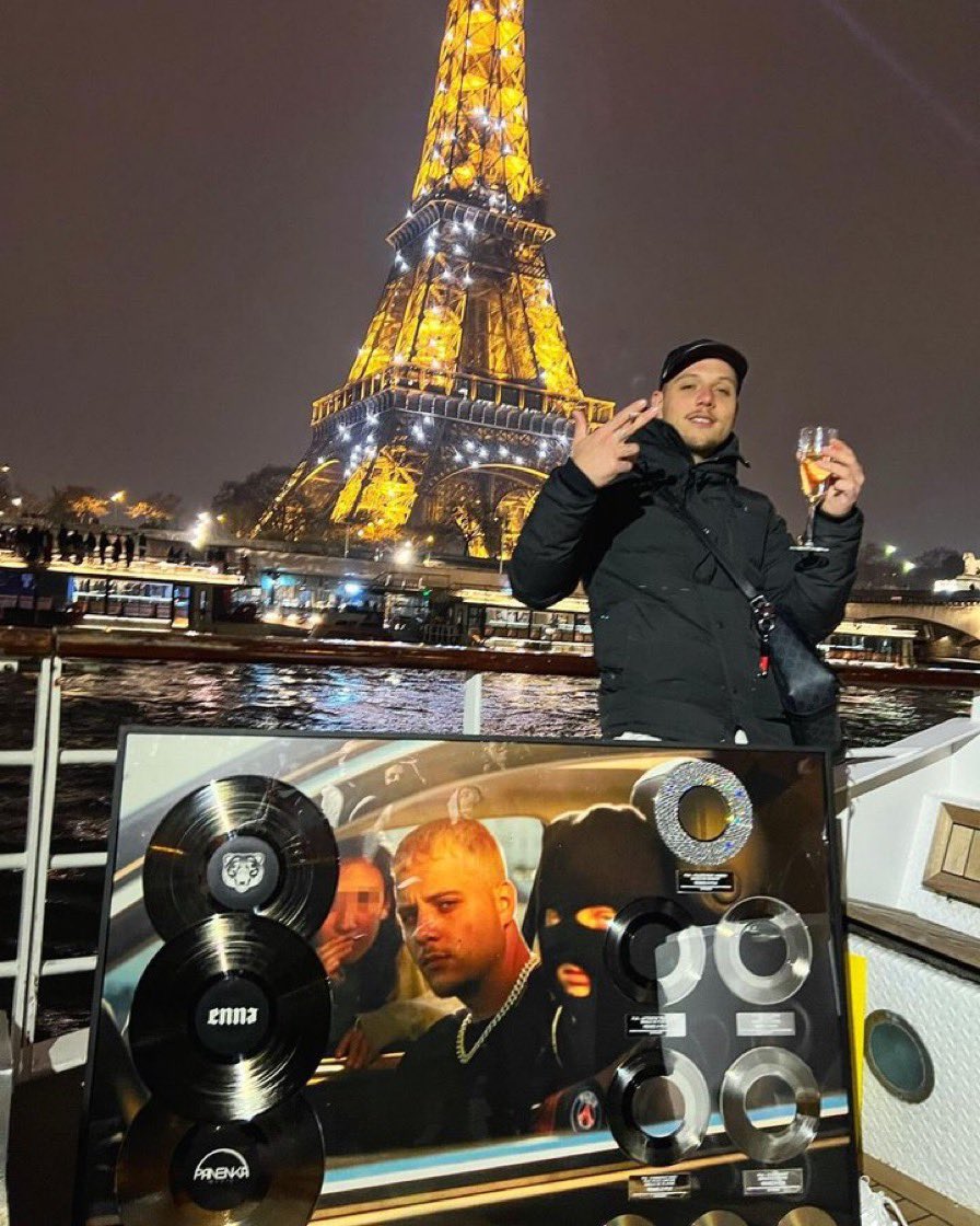 🚨PLK vient d’obtenir le 11ème single de diamant de sa carrière 💎! 

Quelle carrière 👏