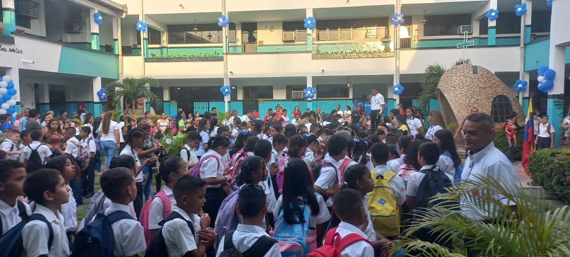 CdceCala_Calva's tweet photo. Inicio de actividades Pedagógicas en las diferentes instituciones educativas
#VenezuelaPresenteEnLaEscuela
@NicolasMaduro 
@MPPEDUCACION 
@_LaAvanzadora 
@DianneryArangu3 
@EliasEducacion1 
@CDCEGuarico 
@Gob_Guarico https://t.co/3K7PDWj4mD