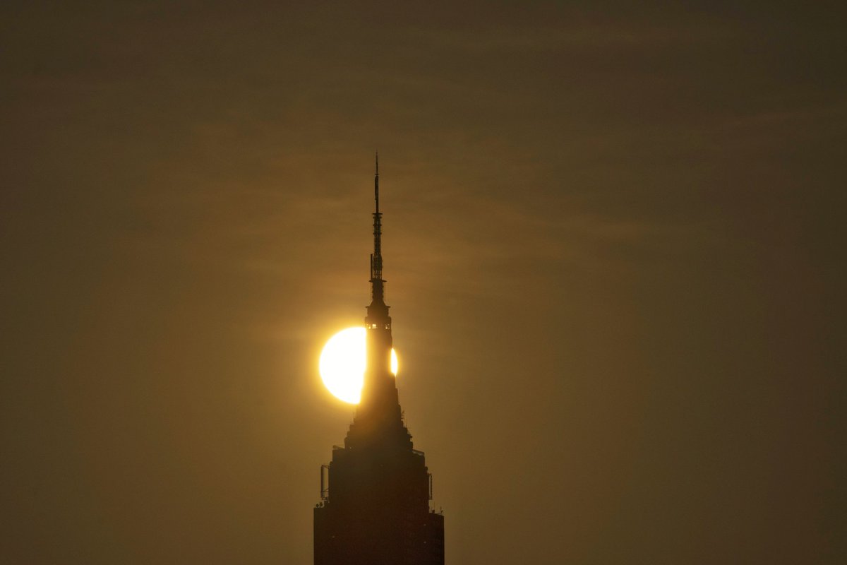 GaryHershorn's tweet photo. Sunrise behind the Empire State Building in New York City to start the week off Monday morning #NewYork #newyorkcity #nyc #sunrise @empirestatebldg https://t.co/N8HRrg4V5f