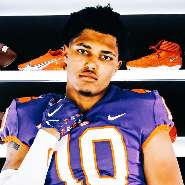 Freshman takeover on the ACC Player of the Week awards 👀

🔸Tyler Brown, ACC Rookie and Receiver of the Week: 9 REC, 153 YDS

🔸T.J. Parker, ACC Defensive Lineman of the Week: 5 TOT, 2 SACKS, 2 TFL

#ClemsonFamily