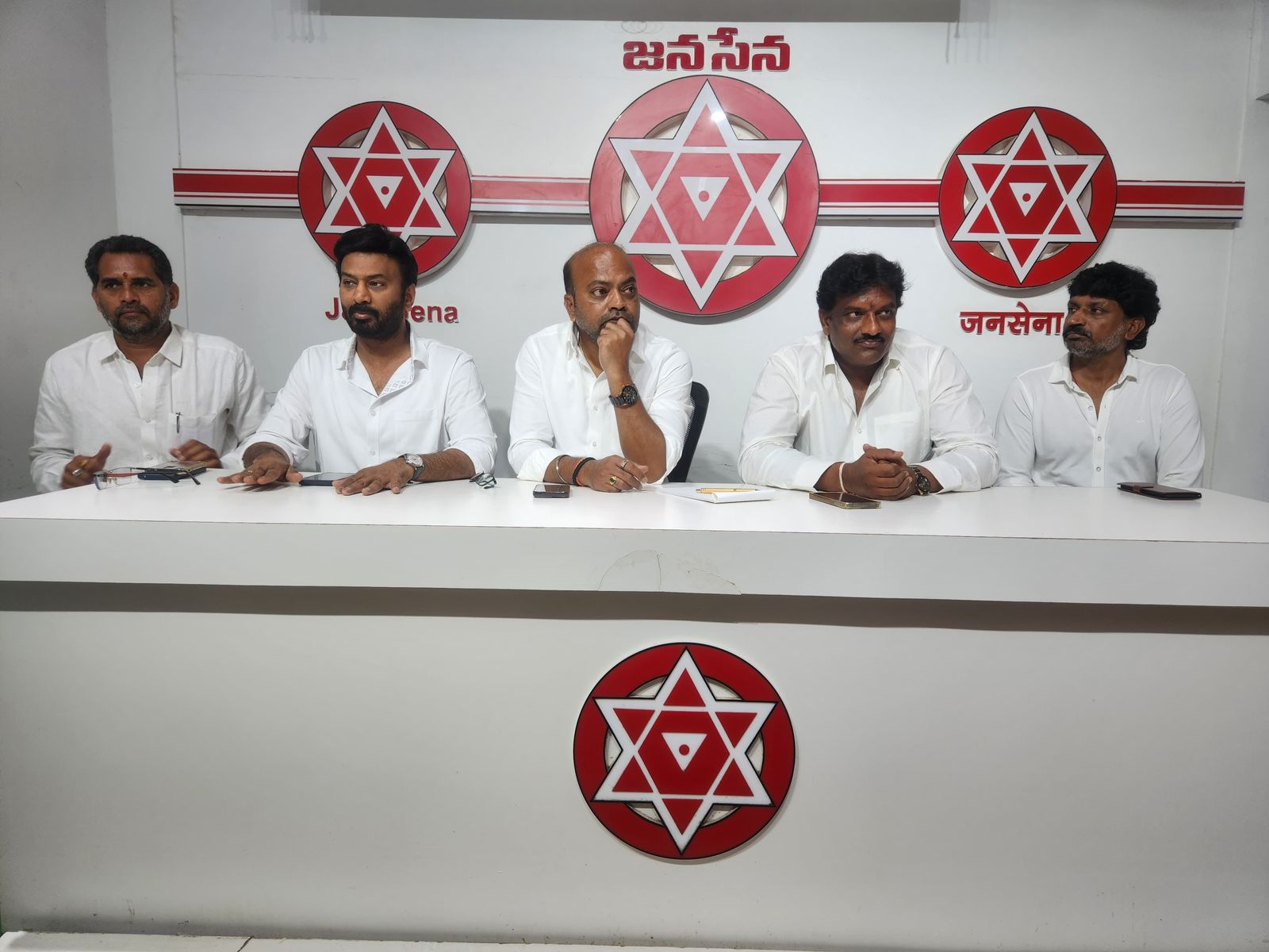 F7c-RH1WkAAit4K?format=jpg&name=large