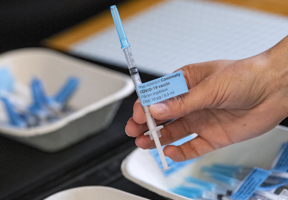 Grunden till mRNA-vaccin gav Nobelpriset i medicin 2023. Upptäckterna var avgörande för att kunna utveckla och tillverka vaccin i rekordfart under covid-pandemin. Här hjälper vi dig att förstå: vadvivet.se/nobelpriset-me… #NobelPrize #hälsa