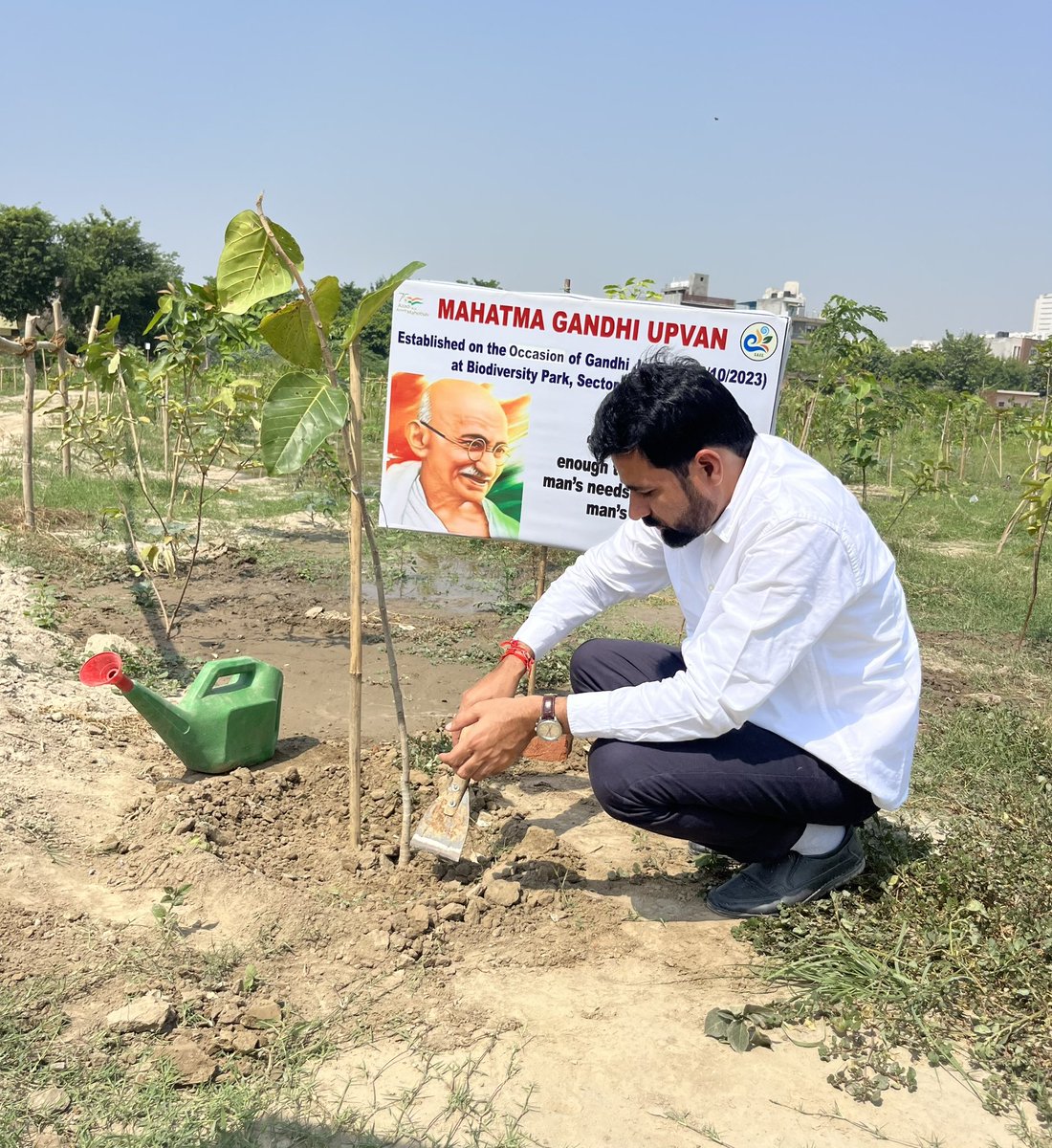 vikranttongad's tweet photo. On the Birth Anniversary of #Mahatma Gandhi and #Lal Bahadur Shastri, #SAFE Organization has decided to establish three gardens (#Upvan) in the Biodiversity Park spread over an area of 4 hectares located in Sector #108, Noida, Uttar Pradesh.
#TreePlantationDrive #2october2023 https://t.co/7G3378nY5I