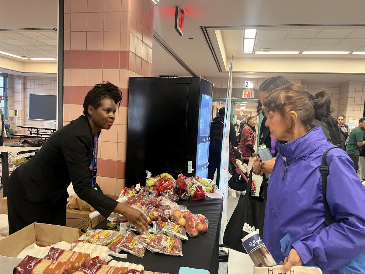 Zone126Queens's tweet photo. Last Thursday night we hosted the Long Island City High School Family Night and welcomed over 400 students, families and community members. We announce the expansion of the SUDZ for School Success Laundry Program for 75 students. We cannot wait to see everyone next year. https://t.co/PFM7dHtBLi