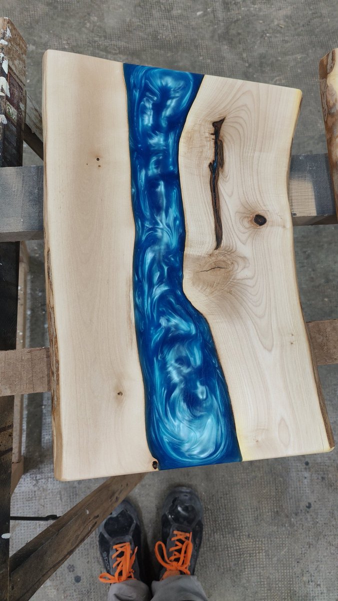 RogerDeFlow's tweet photo. Surten a la venta 5 talladors més de #Blada del #Lluçanès amb un riu de resina Epoxy en diferents colors, tots diferents i preciosos! Si voleu informació del preu, m'envieu un missatge privat! ♥️ S'acosta nadal i aniré preparant coses maques per a tots els gustos! https://t.co/zdw4MyERt1