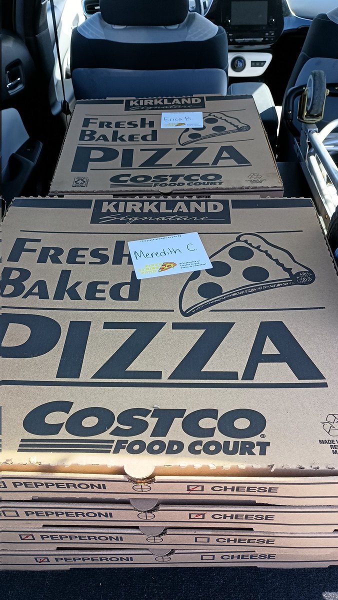 Back at it again!

Me > Disney
@MendelBain > WB

Got some extra pies for #unionsolidarity today. Eat up!

#sagaftrastrike #sagaftrastrong #pizzastrikefund