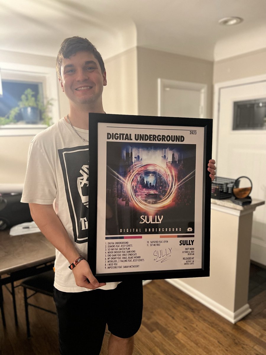 _SullyMusic's tweet photo. GIVEAWAY TIME! 🚨

I’m giving away a LE signed framed album poster with the tracklist and 2 tickets to any stop on my tour this fall! 

Rules: 
1. Presave LP - 🔗 in bio
2. RT
3. Tag a friend you would bring to a show! 

Winner will be chosen on release day 10/6! 

Good luck! 🙏🏻 https://t.co/4LfIUTN8wl