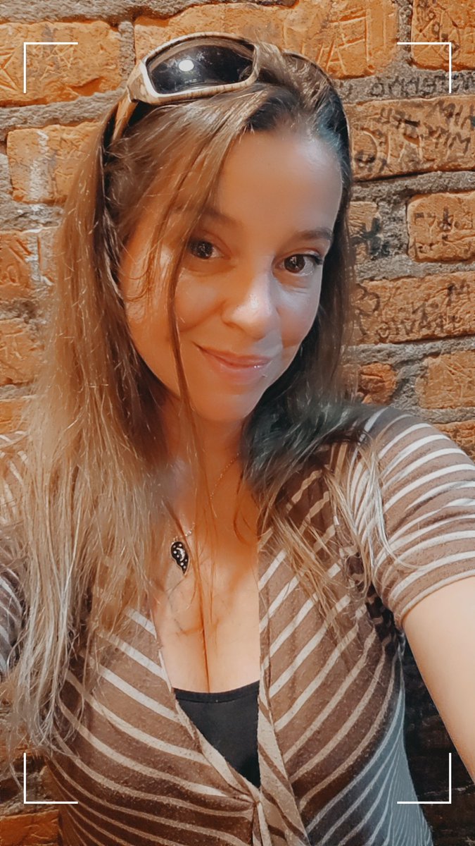 Good morning and happy Monday! Also happy October! 🍂this is my favorite month! I love fall, changing leaves, sweater weather and all things Halloween 🎃
#fallvibes🍁 #spookyseason #gamergirls #twitchstreamer #milehighcity #bookrecs📚 #bookworm #animegirl #coloradogirls
