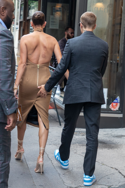 Celebcouples_12's tweet photo. @haileybfits @ashpaigeking perfect match his hand , her butt https://t.co/Dl1ZwgwuB3