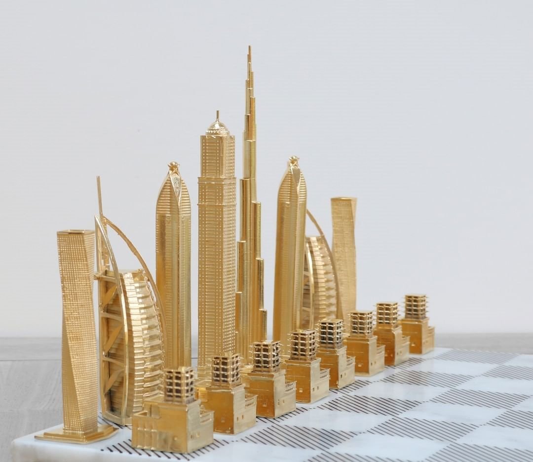 NaoCasanova's tweet photo. Hace unos años los arquitectos Chris Prosser e Ian Flood crearon el SKYLINE CHESS, un juego de ajedrez cuyas piezas son edificios emblemáticos de diferentes ciudades.

Se puede jugar contra el mismo skyline o contra el de otra ciudad.
#DiaMundialdelaArquitectura https://t.co/030ggQPVpD