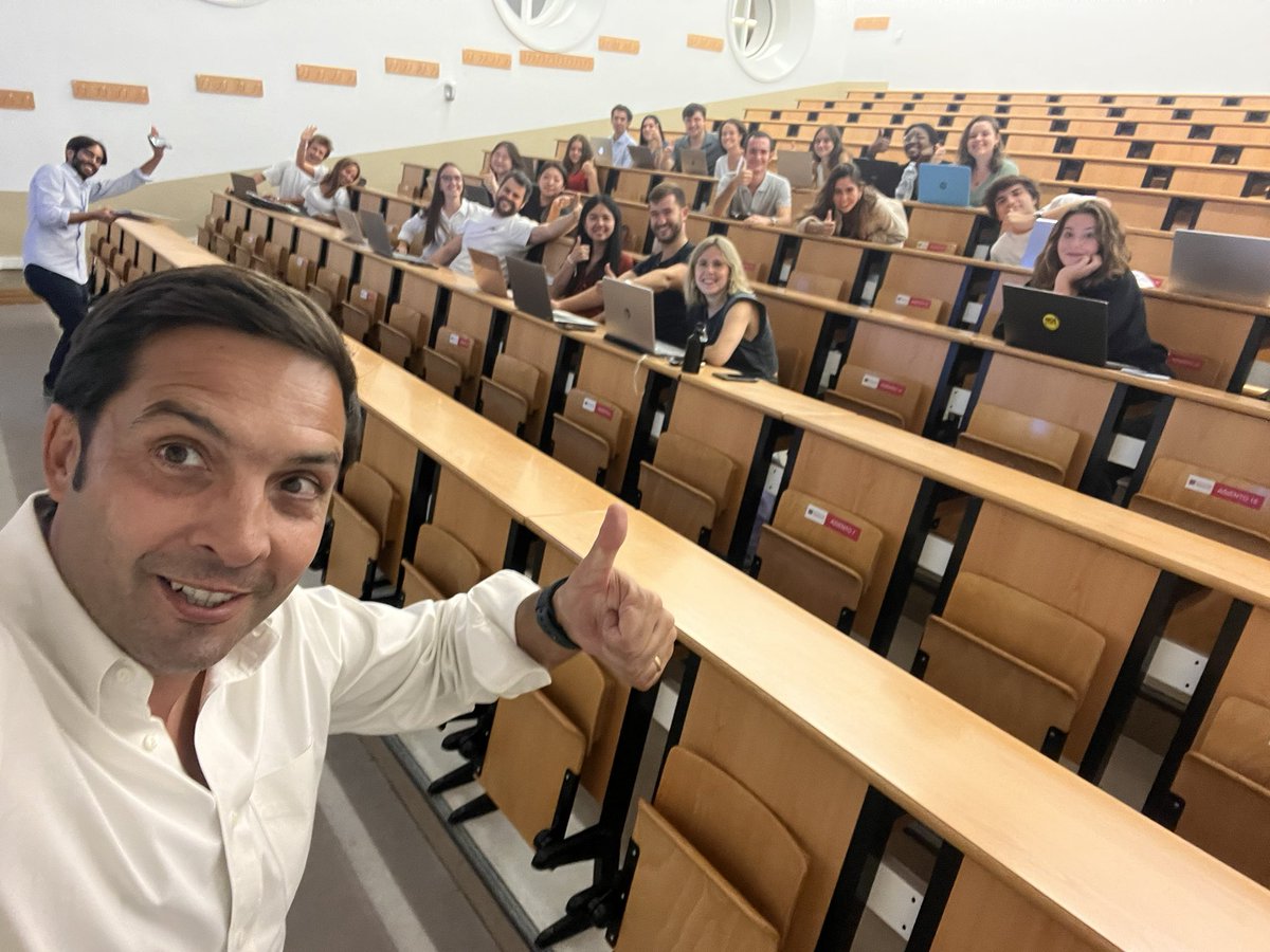 BozzoSebastian's tweet photo. 📣💪Primer día como profesor visitante en la Universidad Autónoma de Madrid. Hoy comentando en la asignatura de daños, la responsabilidad civil del abogado. Agradeció de #cipi y de las profesoras Pilar Puente y Alicia Aguero. https://t.co/7El6ryQCZv