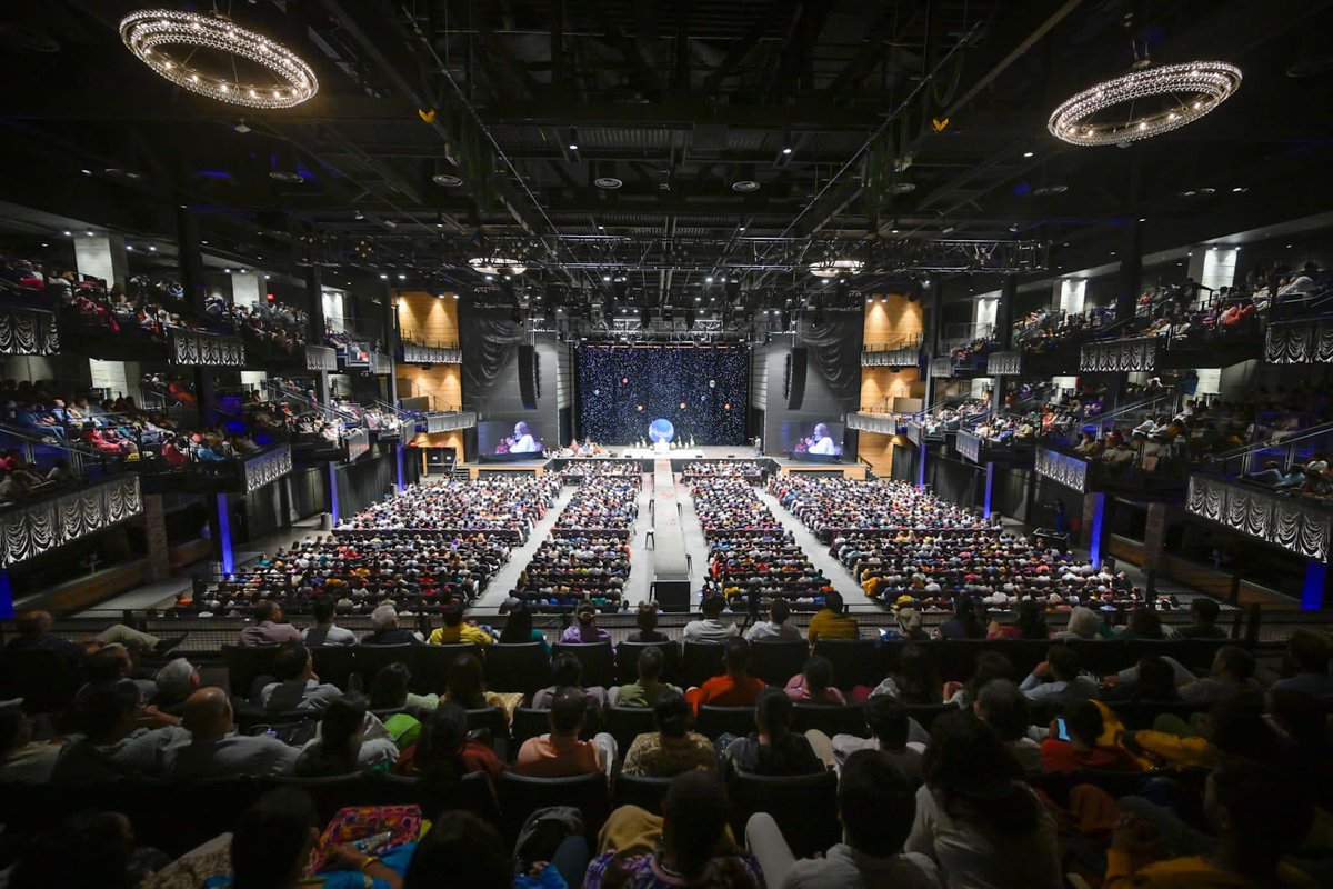 JGDSwamiji's tweet photo. #Gurudev @SriSri #RaviShankar ji in a Wisdom series at The Anthem Venue in #Washington #usa https://t.co/lfBS38L7Eh