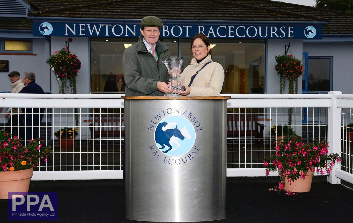 RacingMaximum's tweet image. ⚫️🏆🏇🏻Kym Eyre🏇🏻🏆🟠

A fantastic win on debut for Maximum Racing and owners, thanks to @EWilliamsRacing and a brilliant ride from Isabel Williams. 

Some excellent photos by @ppauk from today’s race.