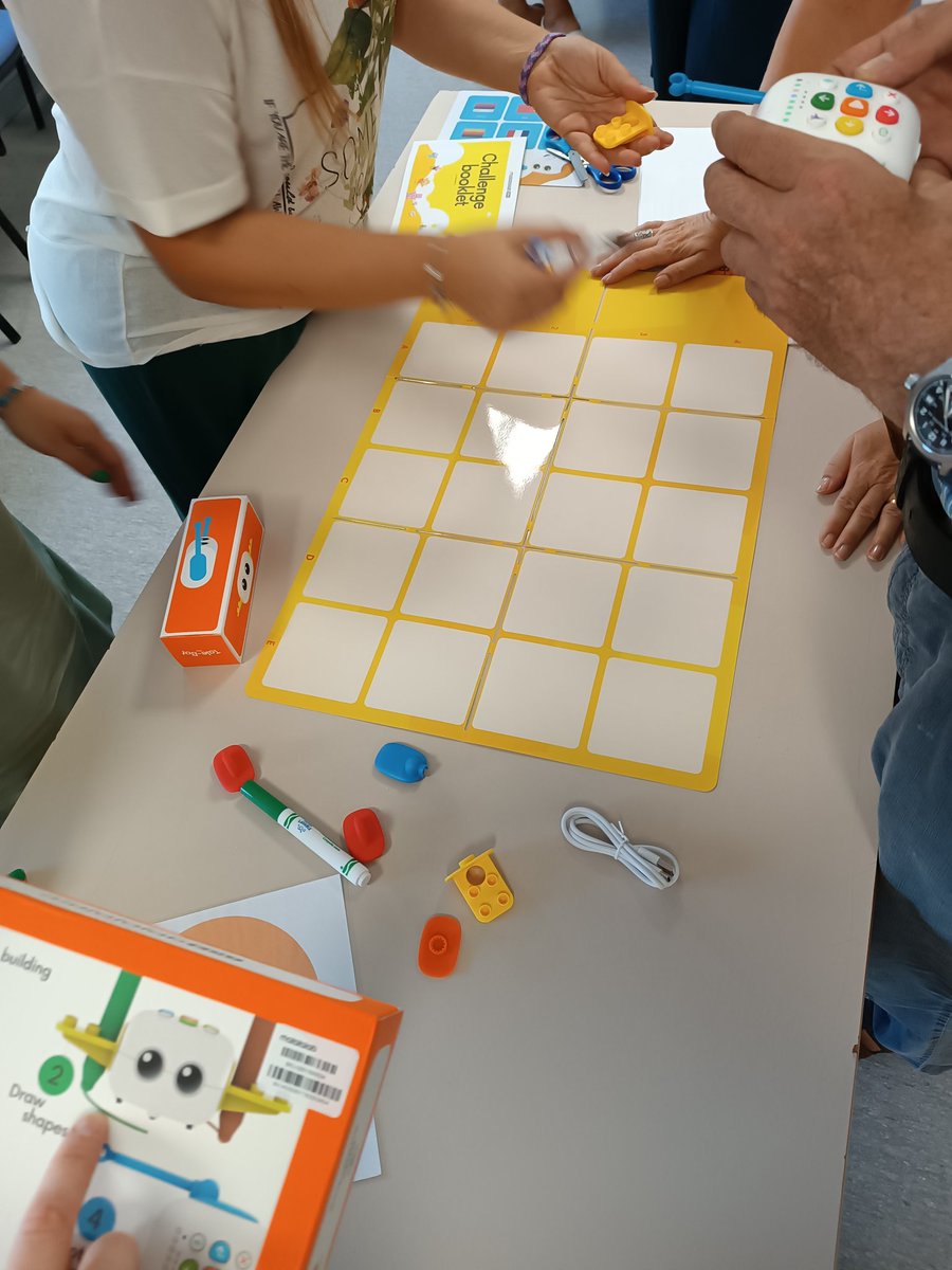 CRPVOII's tweet photo. Situacions d'aprenentatge STEAM amb infantil i inicial. Avui dinàmica desendollats i descobrim els robots del catàleg! #unboxing #robotica  @Make_and_Learn https://t.co/x7UYJyxXPF